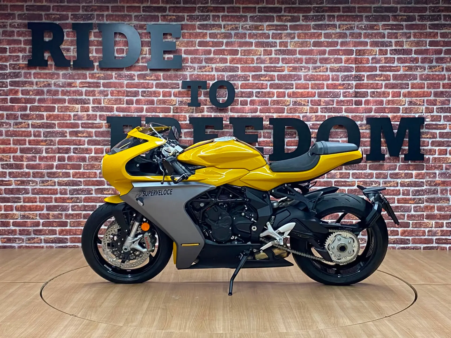 MV Agusta Superveloce 800