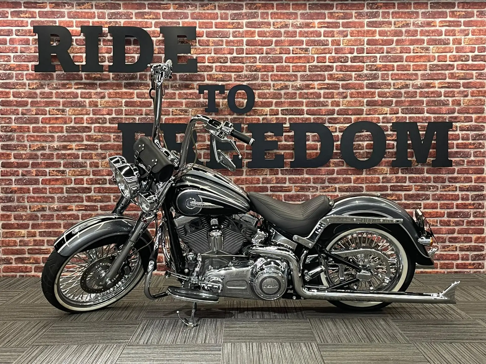 Harley-Davidson Softail Deluxe FLSTNI