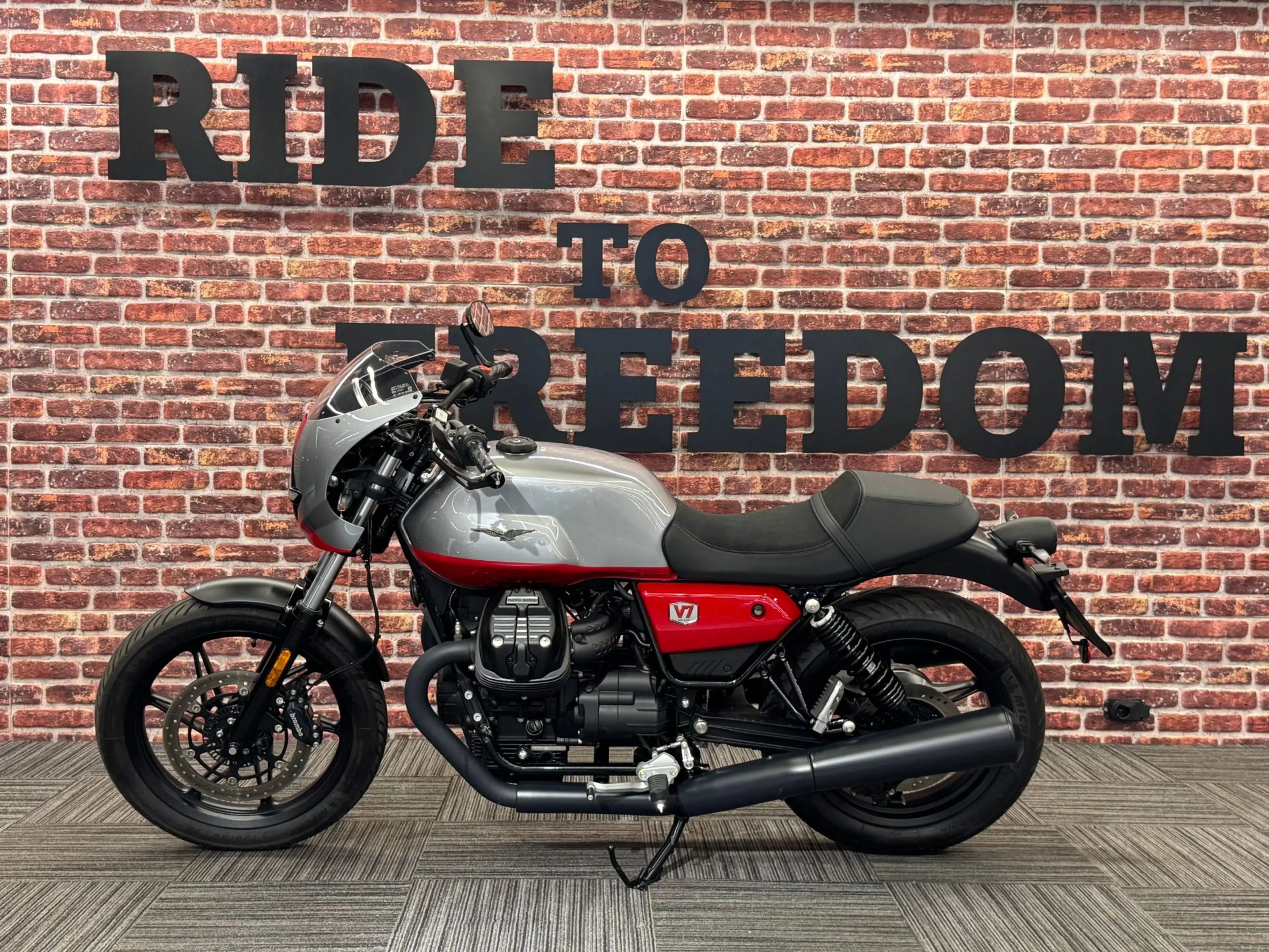 Moto Guzzi V7 Stone