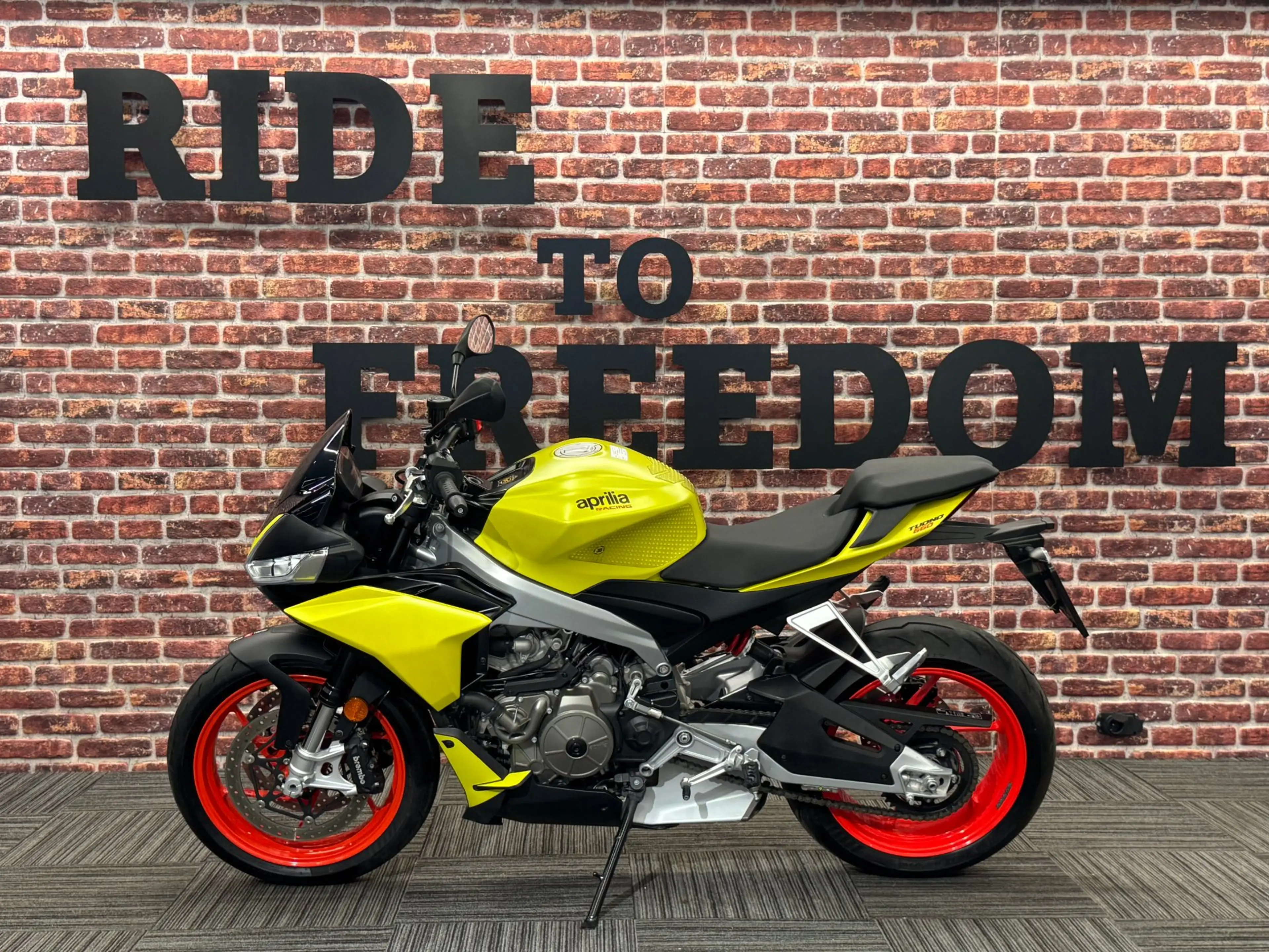 Aprilia Tuono 660