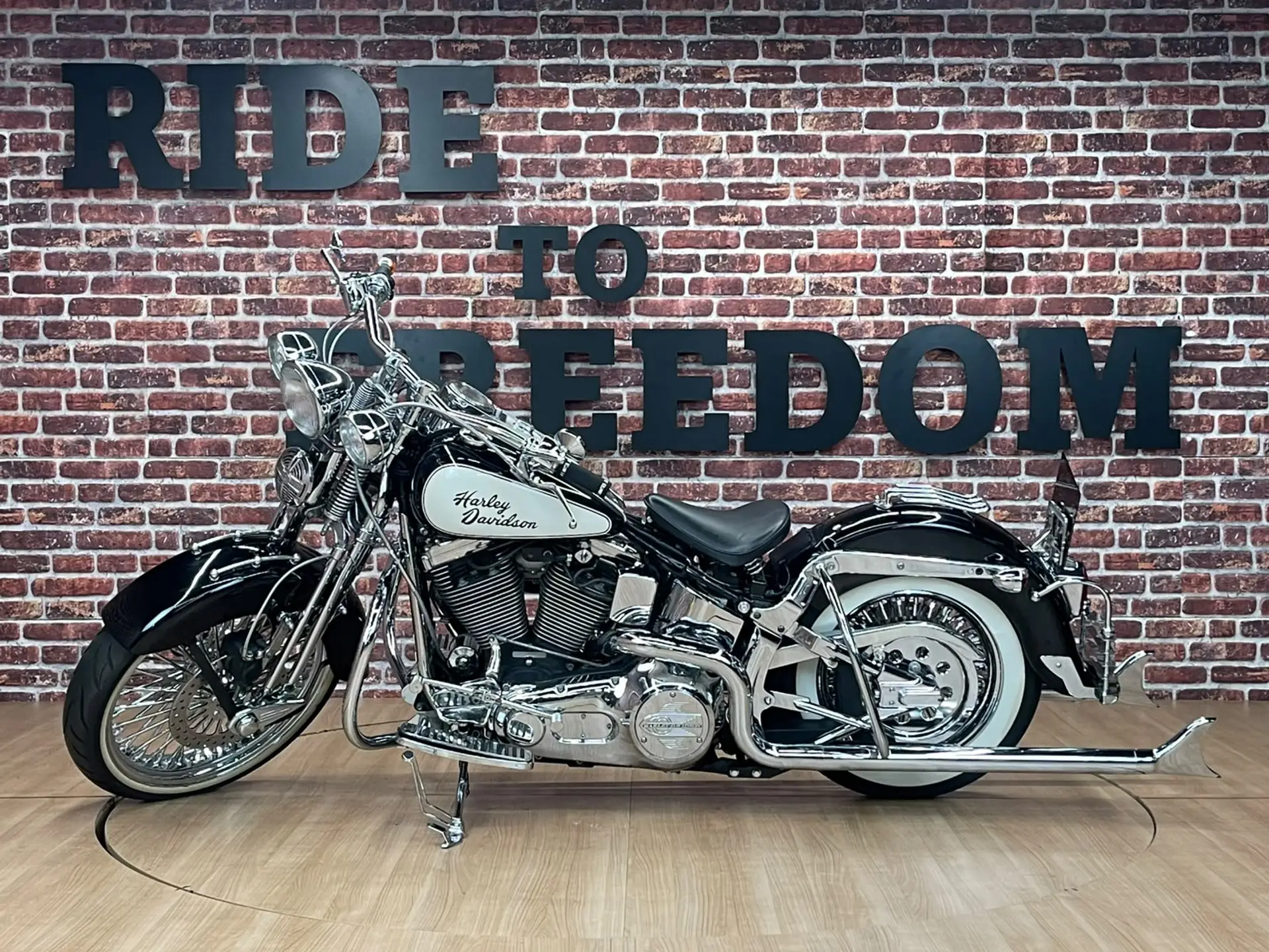 Harley-Davidson Heritage Springer FLSTS