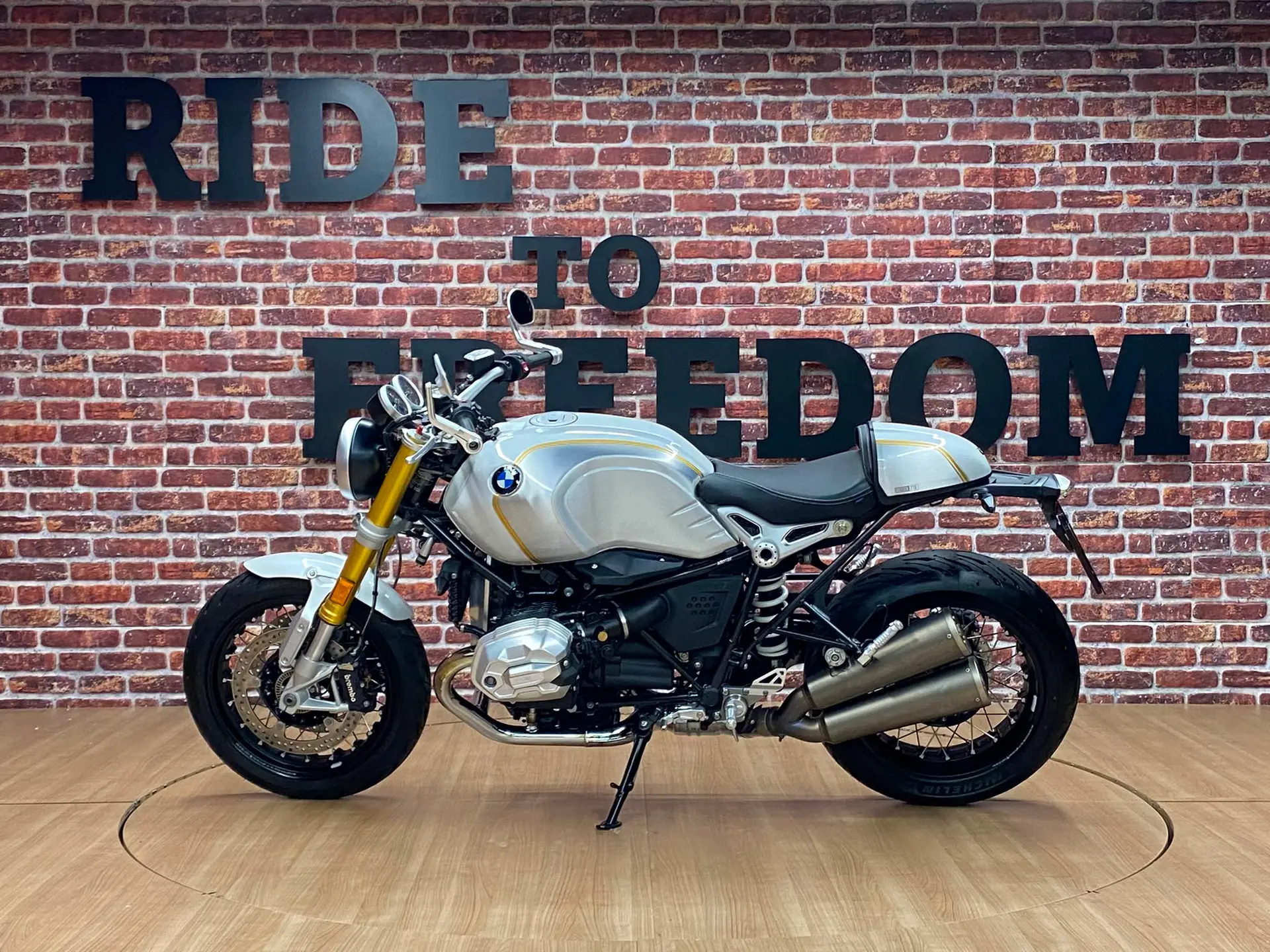 BMW R Nine T
