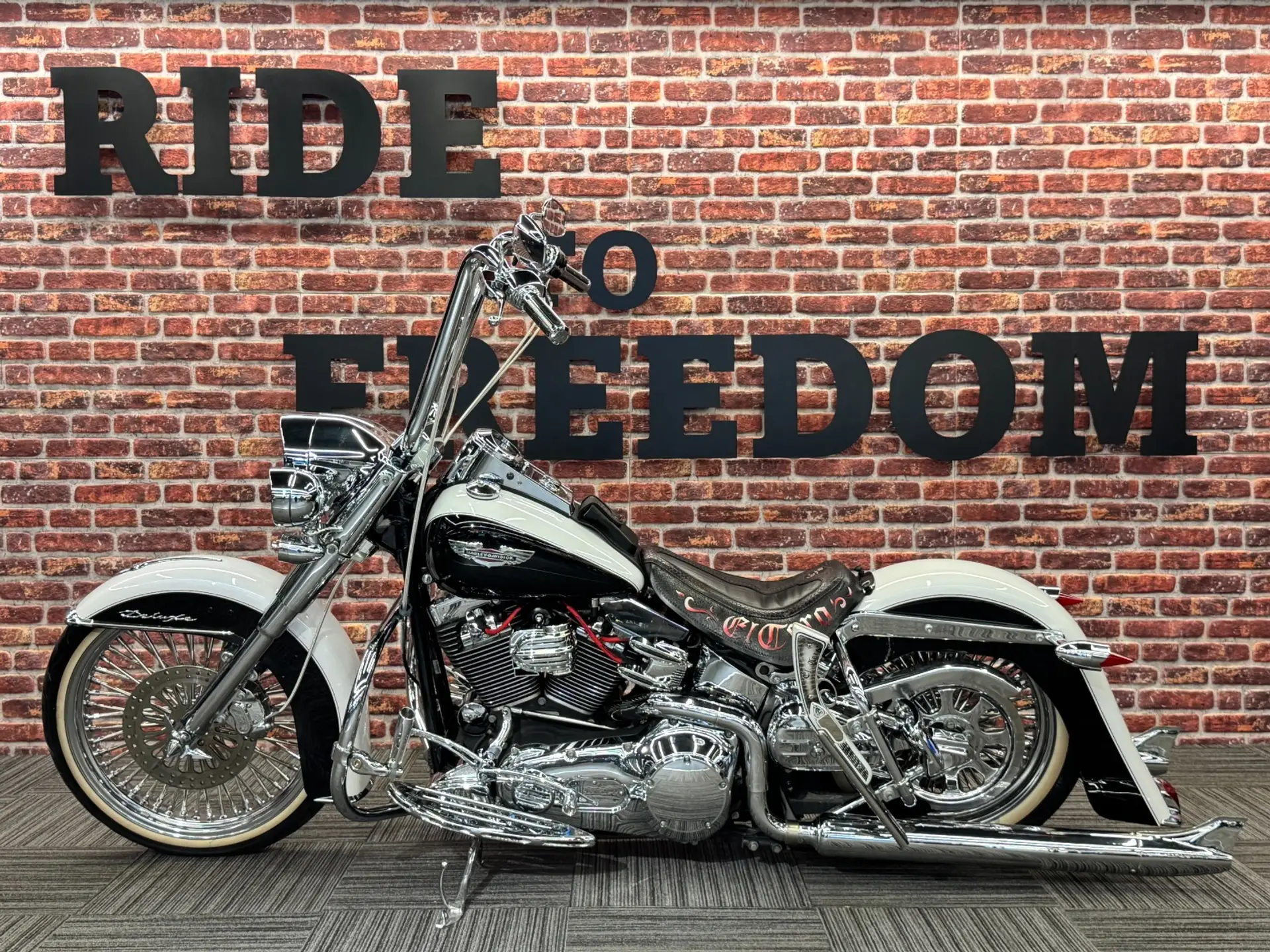 Harley-Davidson Softail Deluxe FLSTNI